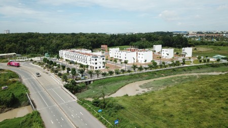 Nhà phố 1 trệt 2 lầu, dt sàn 184m2, sổ hoàn công ngân hàng hỗ trợ tối đa 70% sổ bàn giao ngay
