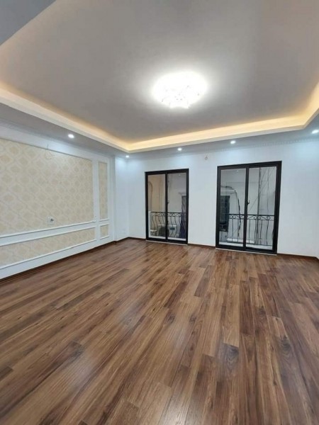 Bán nhà nguyên căn Định Công Quận Hoàng Mai, ô tô đỗ cửa dtsd 40m2, 5 tầng, giá 3.75 tỷ