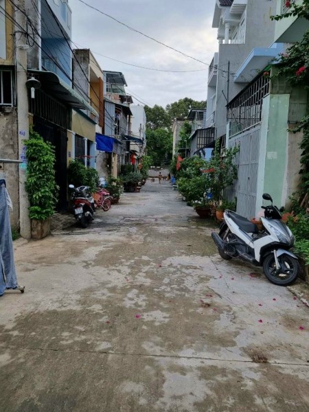 Bán lô đất đẹp Đường Võ Văn Hát, phường Long Trường, Quận 9 giá bán 3.6 tỷ, sổ sẵn