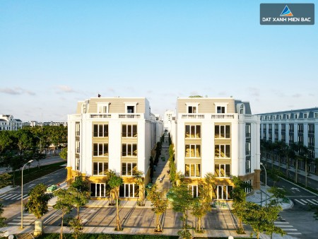 Cần tiền bán căn nhà phố Eurowindow – đối diện Big C, cạnh trung tâm thành phố - vào ở luôn.