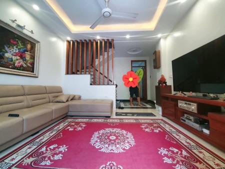 Bán nhà Kim Giang, Thanh Liệt,40m2, ô tô, sổ vuông, nội thất xịn, giá 3.8 tỷ. LH 0966456918.