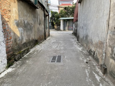Bán 45m2 đất tại Lệ Mật, Việt Hưng, cách đường Lệ Mật đi vào 10m, vị trí đẹp, nở hậu.