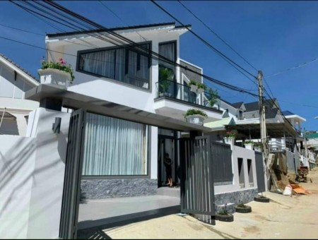 Bán nhà siêu đẹp tại Nam Hồ Đà Lạt mặt tiền đường lớn, diện tích 90m2, vừa mới xây