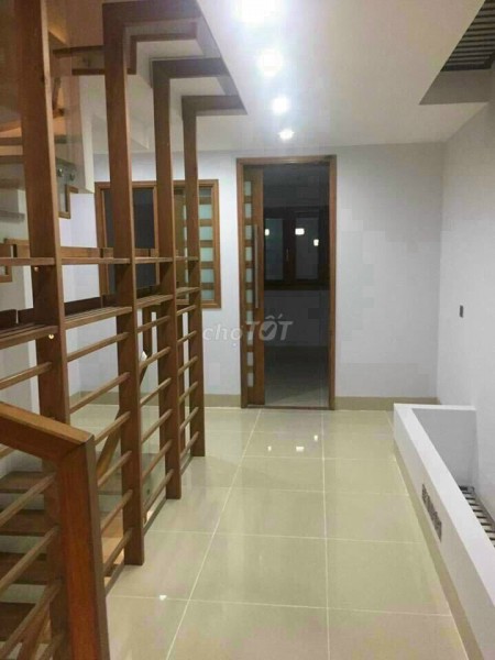 Cần bán nhà Hoàng Đạo Thành nhà mới, lô góc, ô tô, thích hợp kinh doanh giá 6.35 tỷ