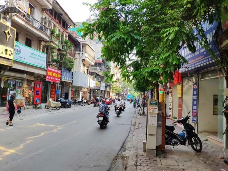 Mặt Phố Quận Đống Đa Lô Góc 2 Mặt phố, mặt tiền 10m, vỉa hè đá bóng. Giá bán: 13.5 tỷ.