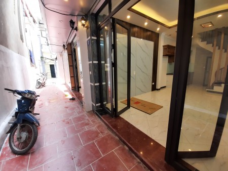 Bán nhà 5 tầng mới cực đẹp giá 3,3 tỷ ngõ phố Trương Định, Tân Mai, dt 33m2, cách phố 10m