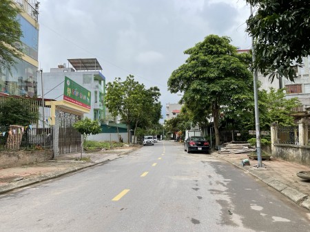 Cần bán gấp mảnh đất 129m2 tại mặt phố Chính Trung khu đấu giá 31ha, giá rẻ nhất Trâu Quỳ.