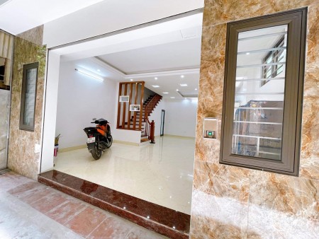 Đất vàng phố Ngọc Thuỵ Quận Long Biên, dtsd 70m2, mt 6.5m, ô tô đỗ cửa, giá sốc chỉ 3.x tỷ