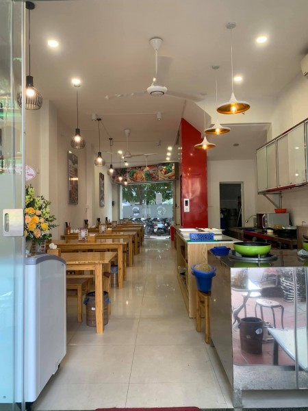 Chính chủ cần sang nhượng mặt bằng cửa hàng khu vực Duy Tân, lh 0989828595 giá 25 triệu/tháng