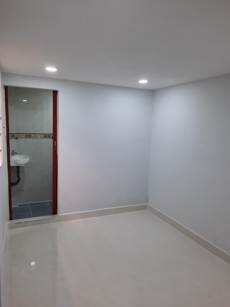 Bán nhà ngay chợ Bùi Thế Mỹ, 19m2, hẻm xe hơi, Tân Bình chỉ 2 tỷ 2