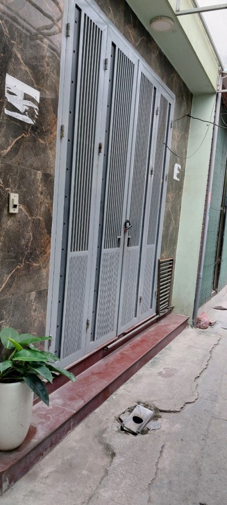 Bán nhà Quận Hoàng Mai, lô góc mặt tiền rộng, giá bán nhỉnh 3 tỷ, khu dân cư sầm uất, xe qua lại nhiều