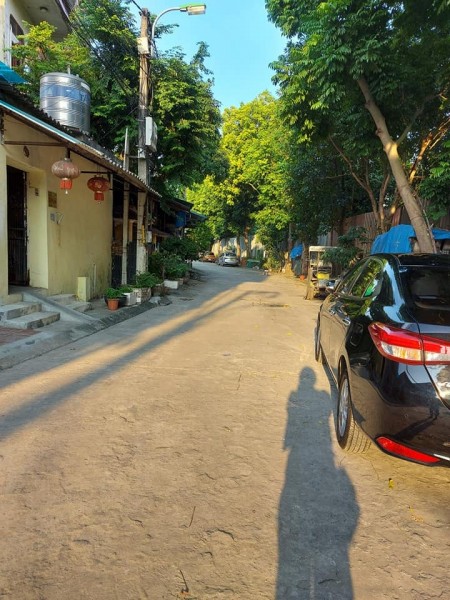 BÁN BT Khu vực đang pt. Ngõ thông ô tô tránh.DT 94m2. giá 5.5 tỷ - D/C : Gia Thượng LB