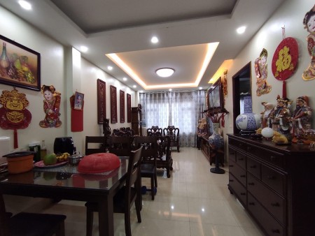 Bán nhà chính chủ mặt phố Hồng Tiến, diện tích rộng mặt tiền rộng, giá bán hớp lí, sổ sẵn