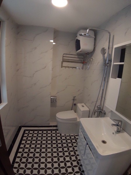 Gần 6 tỷ có nhà mới 5 tầng, lô góc, mt 5m, dt 50m, sát phố Nguyễn Văn Cừ, Quận Long Biên