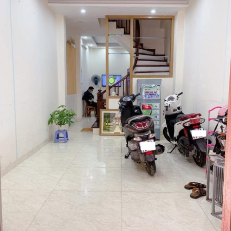 Bán gấp nhà Ngõ 68 Cầu Giấy. Nhà 5 tầng đẹp, ngõ Víp Quận ủy Cầu giấy, 3.98 tỷ