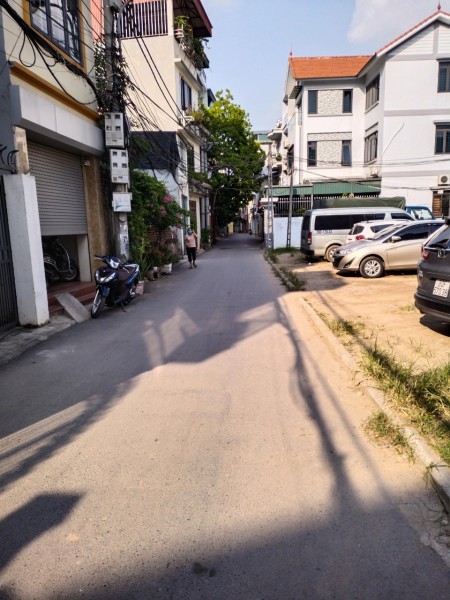 Bán nhà Bát Khối, ngõ trải nhựa ô tô vào nhà, 74m2, chỉ hơn 5 tỷ xíu