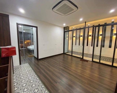 Bán nhà mặt phố Đội Cấn, Ba Đình kinh doanh MT lớn 5,7m,6 tầng oto đỗ cửa, nằm tại ngã 3