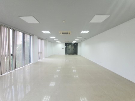 CHính chủ cho thuê văn phòng hoàn thiện 35m2 tại mặt phố Chùa Láng, quận Đống Đa giá hợp lý