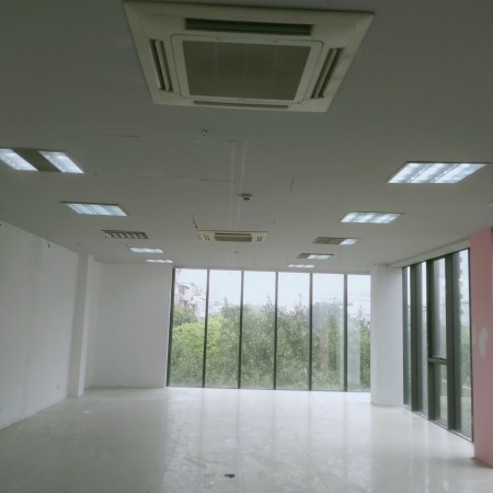 Cần cho thuê gấp văn phòng 35m2 mặt phố Chùa Láng, Đống Đa view hồ giá hợp lý