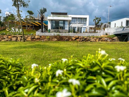 Cần bán đất ngay mặt tiền đường Tản Đà, diện tích lô đất 200m2, giá bán 1.8 tỷ sổ sẵn
