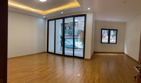 Nhà mới đường 800A Cầu Giấy ngõ rộng ô tô tránh, ba bước ra phố giá nhỉnh 6 tỷ, 5 tầng