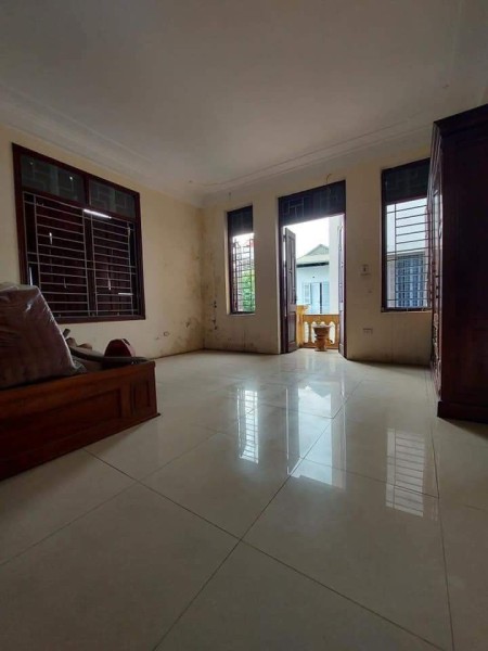 Bán nhà Ngô Gia Tự Long Biên, dt 38m2, 4 tầng đúc mặt tiền 4.5m,giá nhỉnh 2 tỷ, LH 0911910685.