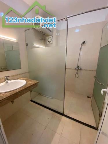 Bán nhà nguyên căn cực đẹp, phố Trần Thái Tông, ngõ kinh doanh, 3 tầng, dt 40m2, giá chỉ 4.35 tỷ