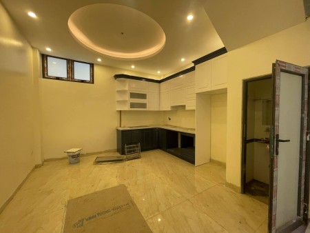 Bán nhà Hoa Bàng, Cầu Giấy, 7 phòng ngủ khép kín, tặng nội thất giá 6 tỷ 5