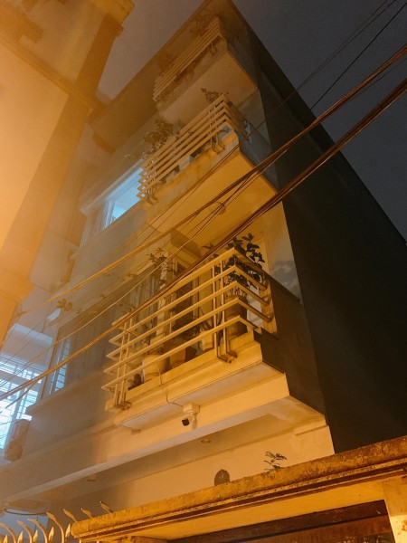 Bán nhà lô góc 4 mặt thoáng phố Lạc Long Quân đúc kiên cố 4 tầng, dt 45m2, hẻm ba gác