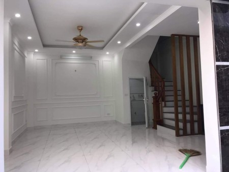 Cực ký cần bán 35m2, nhà 5 tầng Việt Hưng, đường to ô tô vào nhà 15m ra phố chính giá chỉ 3 tỷ