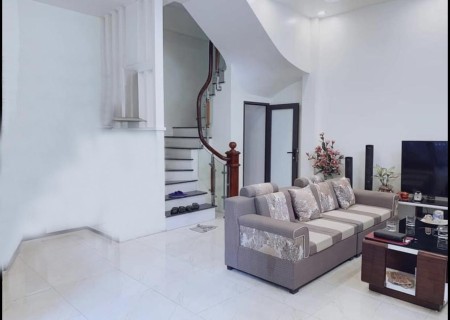 Phố Nguyễn Khang 5 tầng x DT 36m, mới kính coong, 3 tỷ hơn có thương lượng