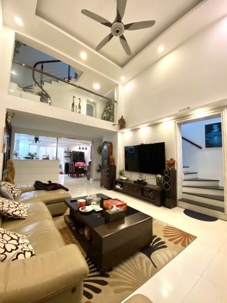 Chính chủ gửi bán BT Lạc Long Quân 121m2, đường rộng oto vào tận cửa, nội thât đầy đủ. LH 0973781843 Ánh.