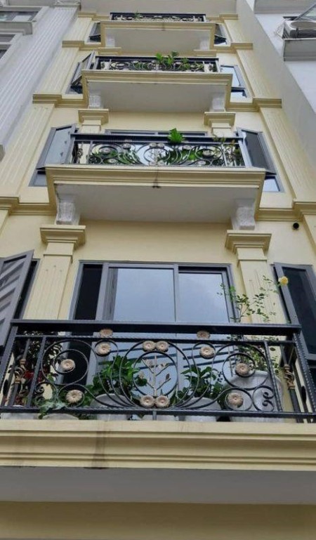 Bán nhà mặt phố Xã Đàn Quận Đống Đa 5 tầng dt 40m2 nở hậu, hai mặt tiền giá mềm mại.