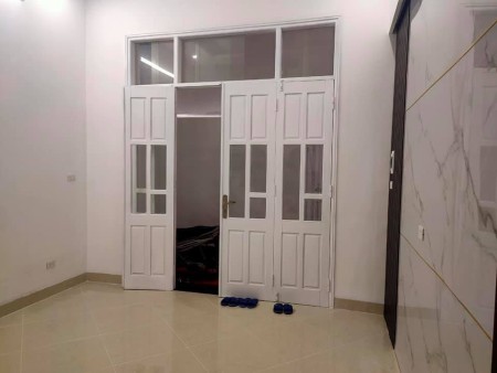 Gía bán nhỉnh 3 tỷ, có ngay nhà đẹp 5 tầng, rộng gần 40m2 giữa phố Đường Láng.