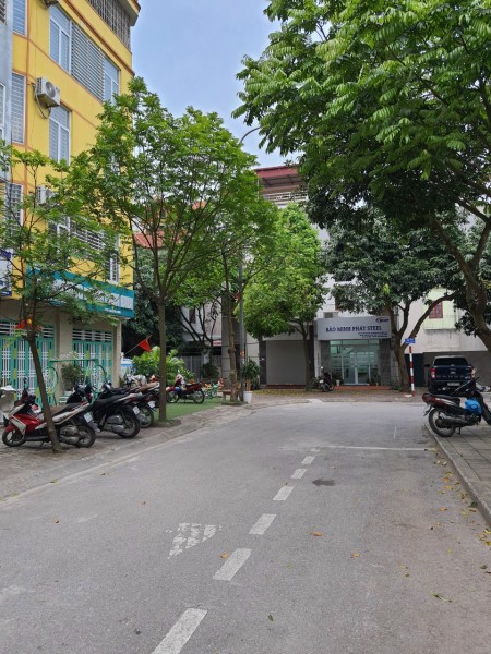 Bán nhanh nguyên căn đẹp hàng xóm bến xe Gia Lâm gần ô tô, sổ đẹp chính chủ, bàn giao ngay