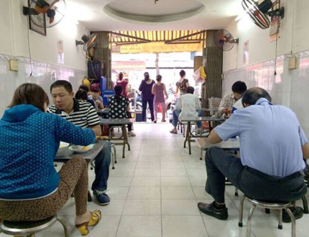 Sang nhượng hoặc cho thuê mặt bằng tầng 1 phố Lương Ngọc Quyến Hà Đông, DT 70m giá 6tr/1 tháng