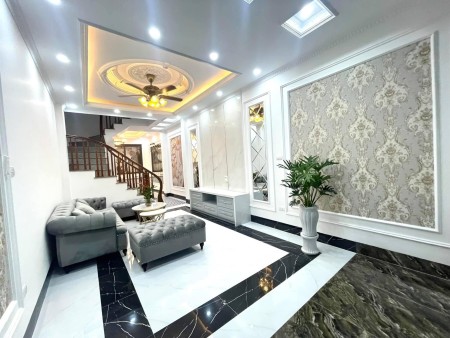 Bán gấp căn nhà tại đường Cầu Giấy, Hà Nội. Nhà đẹp, về ở ngay, DT 40m2, 5 tầng, 5.3 tỷ
