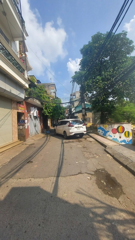 Bán nhà nguyên căn 3 tầng đúc giá nhỉnh 4.5 tỷ, diện tích rộng, ngõ 3 gác vào ở luôn, sổ sẵn