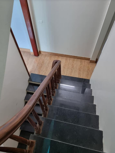 Nhà đẹp có 102 Quận Cầu Giấy diện tích 38m2 mặt tiêng 4m ô tô morning đỗ giá bán 4 tỷ
