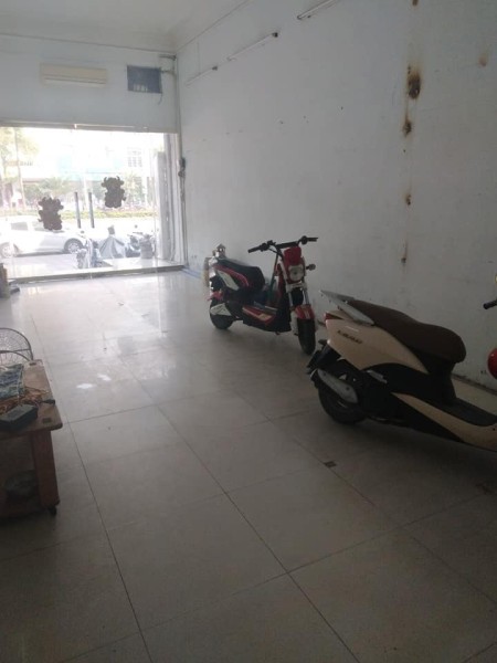 Bán gấp nhà dt 84m2, 3 tầng giá 13x tỷ mặt phố Ngô Gia Tự Long Biên, vỉa hè rộng kinh doanh