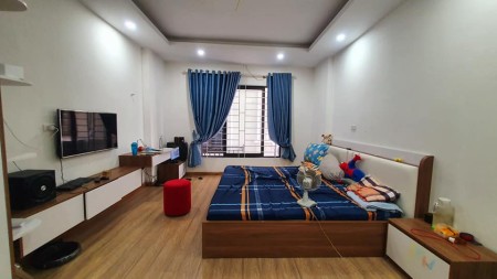 Nhà diện tích 60m2, có gara ô tô, đường Hoàng Quốc Việt 5 tầng, thoáng sáng, sổ sẵn chính chủ