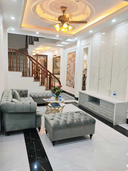 Bán gấp nhà Trung Tâm Cầu Giấy, dt 40m2, 4 tầng nội thất sang trọng, 2 mặt thoáng, gần ô tô
