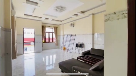 Bán căn nhà 1 trệt 2 lầu đối diện trung tâm thương mại huyện giá thoả thuận pháp lý đủ