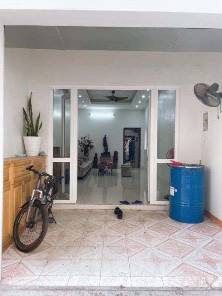 Ngõ ô tô tránh ngõ thoáng đẹp nhà cách mp Ngọc Thụy 30m dt 109m2 giá bán 5,5 tỷ