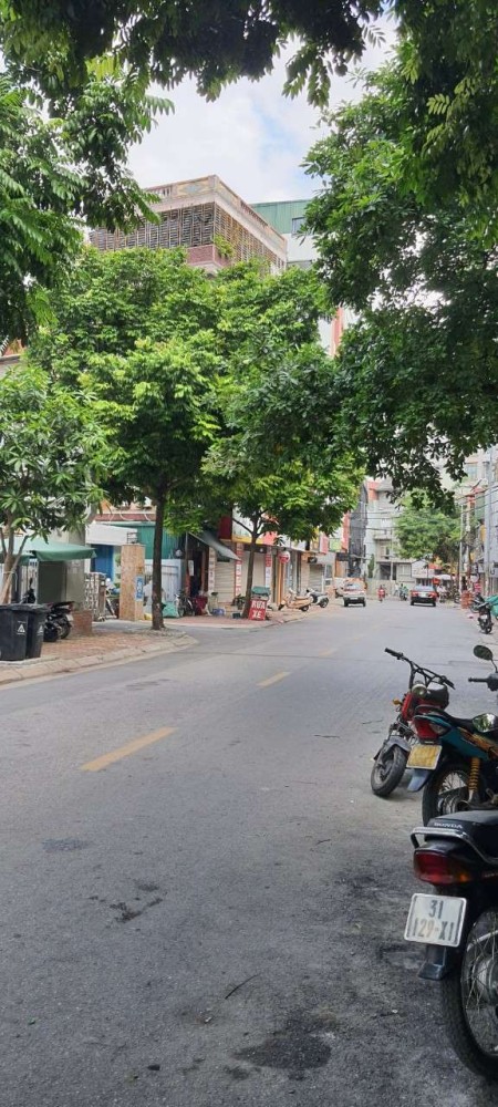 Bán Nhà Mặt Phố Trần Quốc Vượng, DT 126m, Sổ đỏ CC, Giao Dịch Ngay.