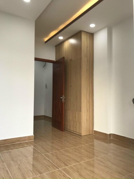 Nhà 5 tầng đẹp xuất sắc gần chợ nội thất cao cấp đầy đủ nội thất, giá bán chỉ 6.4 tỷ.