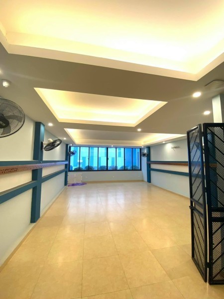 Cần bán siêu phẩm nhà đẹp Lạc Long Quân dt 114m2 4 tầng, mặt tiền 6m, kinh doanh, thang máy.