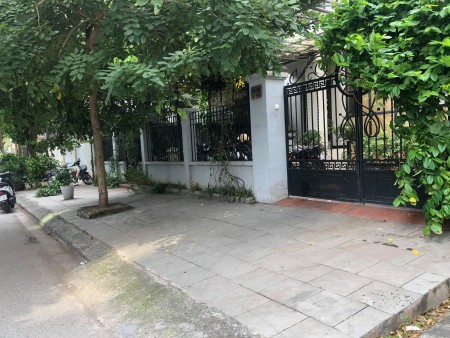 Bán biệt thự Dịch Vọng 4 tầng 297m2 MT 15,5m gần CV Cầu Giấy giá 60 tỷ. LH 0912442669