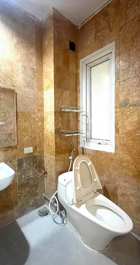 Bán nhà đẹp ngõ Lương Sử C 45m2 x 6 tầng cách ô tô 20m giá 6,1 tỷ. LH 0912442669