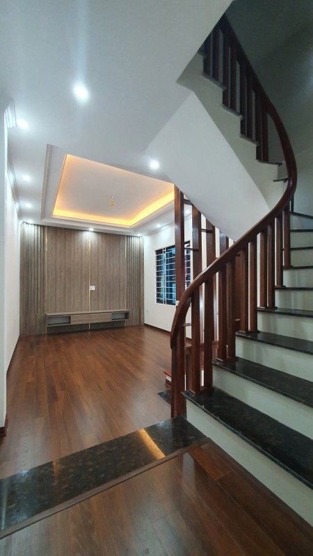 Bán nhà Cầu Giấy Yên Hòa 5 tầng 48m cách phố chỉ 50m gần trường các cấp chợ siêu thị